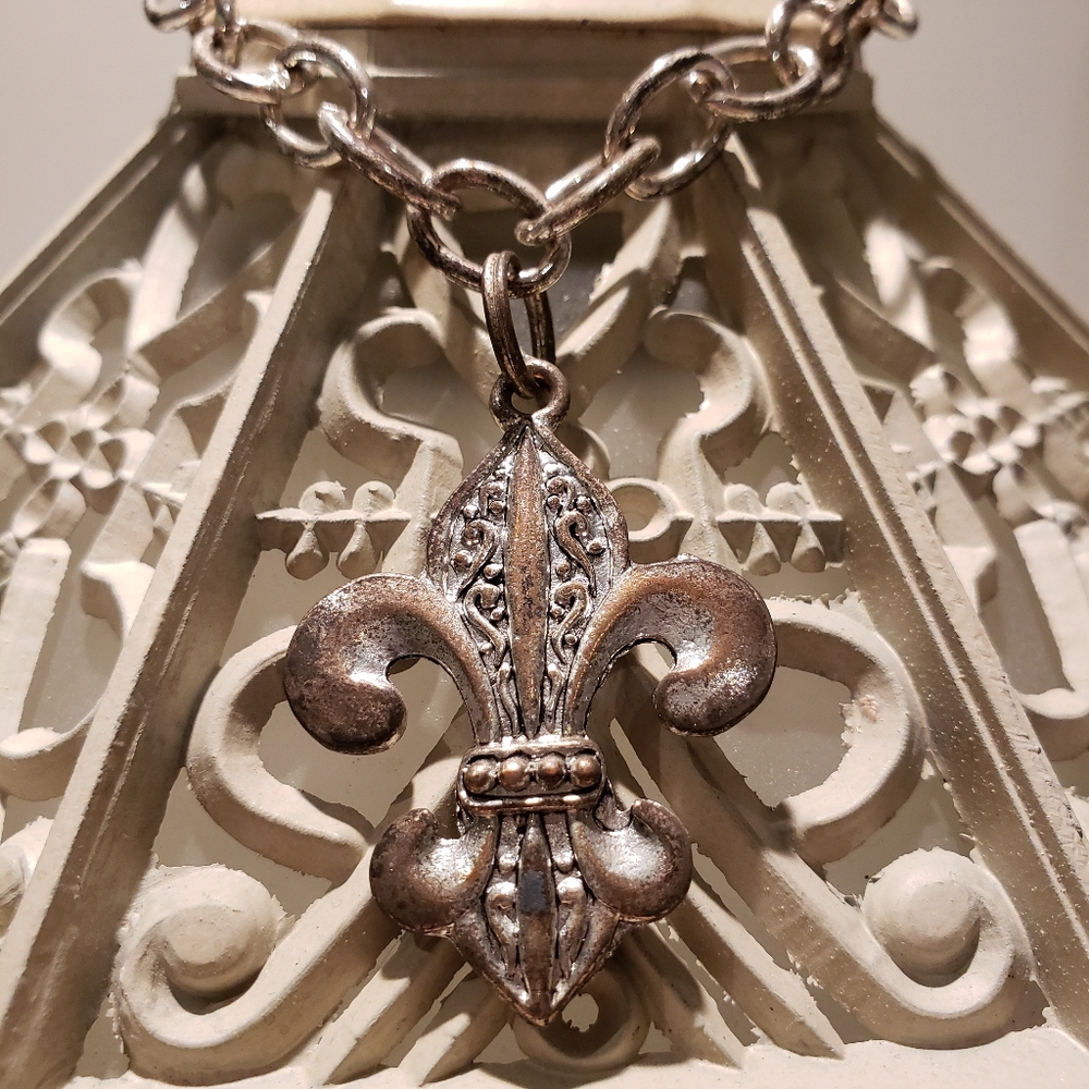 Bracelet. Old world style antique silver tone bracelet.
